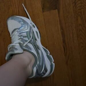 Barely worn ASICS GEL KAYANO 14 white/slate grey Retail $160 Fits Women size 7